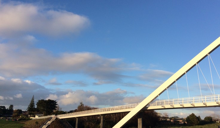 Te Whitinga footbridge linking Alan Wood Reserve with Kukuwai Park (architectural design by Warren & Mahoney)