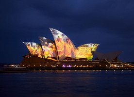 The Sydney Opera House paid tribute to Australia’s heroic firefighters over the weekend. Image courtesy of the Sydney Opera House.