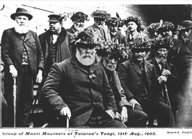 Mourners at Keri Taiaroa’s Tangi,  Otakau Marae - Taiaroa Head, Otago, 1905 (Hocken Library, Negative Number:1809_01_004A)