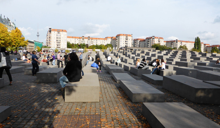How do we know if a memorial is successful? Should there be people sitting on it, having their lunch, playing? Peter Eisenman’s Memorial to the Murdered Jews of Europe, Berlin