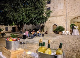 Raixa courtyard: the musicians practice as they wait for the guests