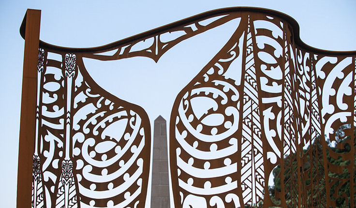 The Ikaroa sculpture is another key element of the installation, reflecting the scale of the Cook Monument but taking a different form. The wavelike shape references the nautical migration told through whales and their significance to navigation. The whale shaped opening in the piece is made to honour this. Te Ikaroa a Rauru (the long fish of Rauru) was the waka captained by Māia Poroaki from Hawaiki to Tūranganui-a-Kiwa. The place where this sculpture stands is where Māia built his whare wānangā, place of learning, that he named Puhi Kai Iti.