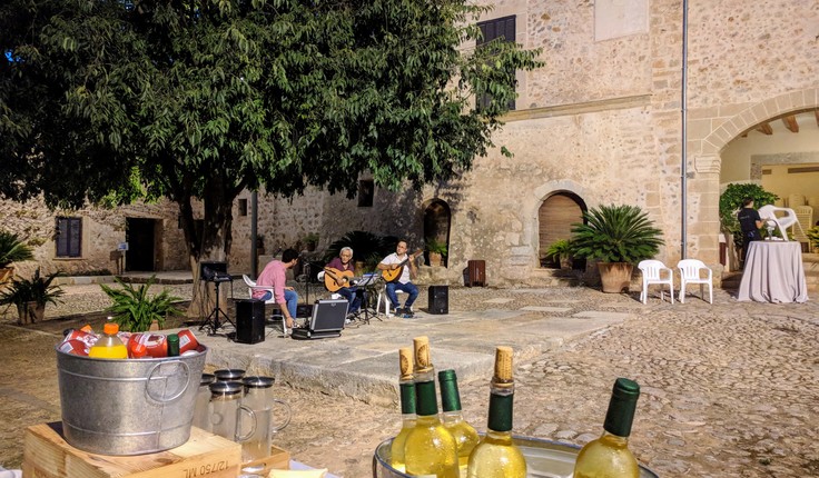 Raixa courtyard: the musicians practice as they wait for the guests