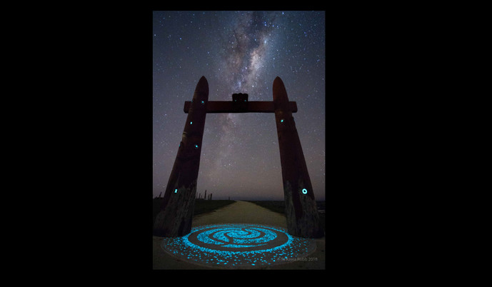 Night glow on the waharoa, Ātea a Rangi