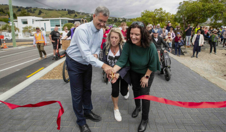 Deputy Mayor Pauline Cotter cutting the ribbon on the new pathway. Photo Credit: Christchurch City Council.