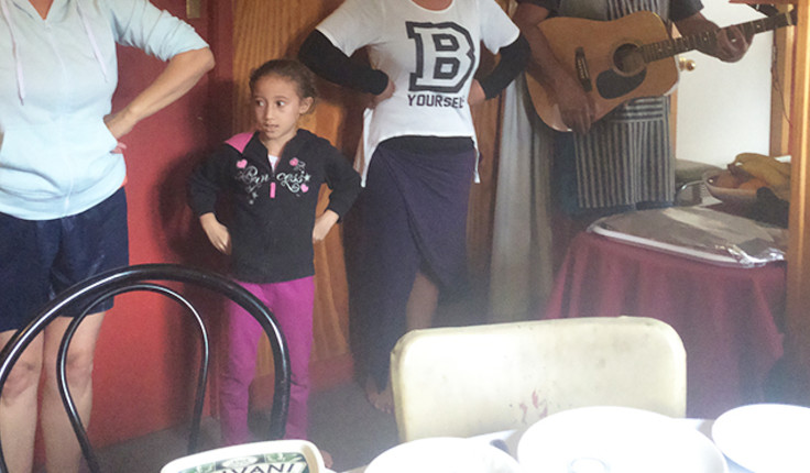 Hosts entertain manuhiri at the hakari (feast) for a hui